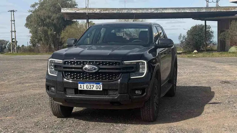Ford Ranger Black de frente en terreno abandonado. 