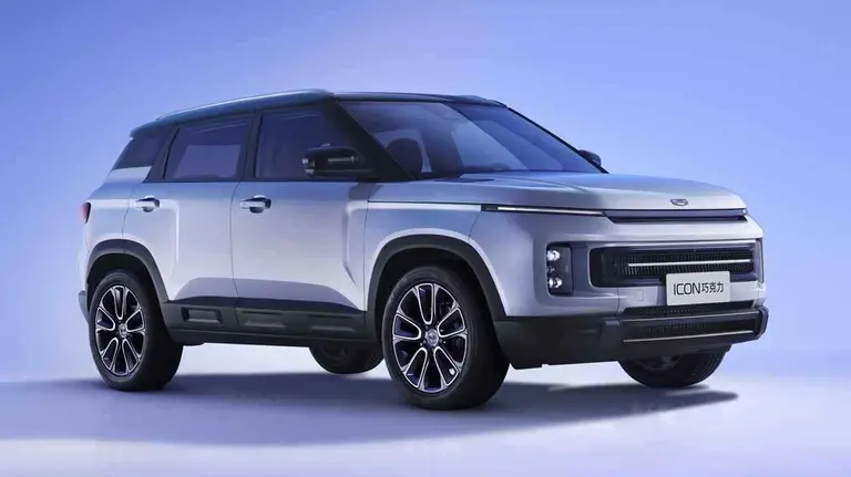 Geely Icon frente y perfil. Foto oficial.