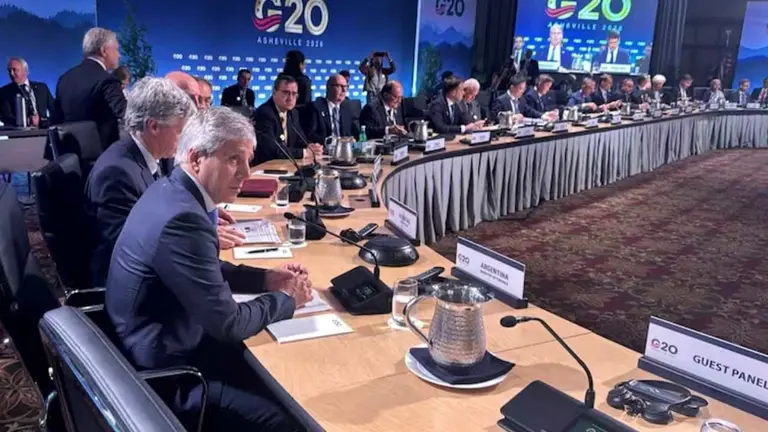 Luis Caputo hablando junto a otros ministros de Economía en la reunión del G20