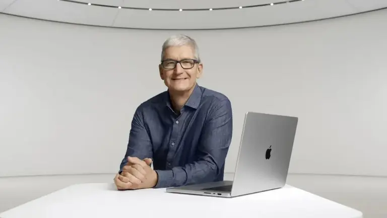 Tim Cook, el ahora ex CEO de Apple, sentado junto a una computadora Mac