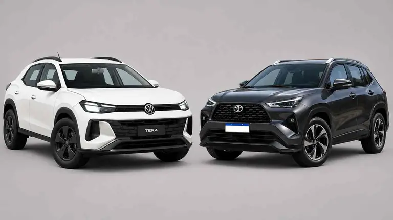 Volkswagen Tera frente a Toyota Yaris Cross con fondo gris. Foto IA.