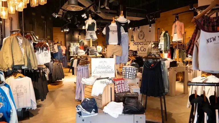 Una tienda de la marca de ropa Superdry, con distintas prendas exhibidas