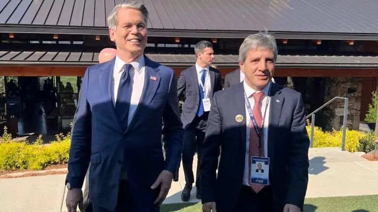 Scott Bessent y Luis Caputo luego de reunirse en Estados Unidos