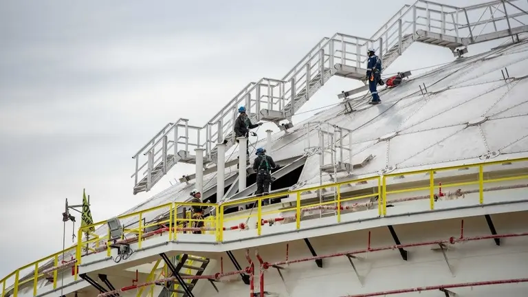 Uno de los tanques ya levantados en la terminal de Punta Colorada -VMOS
