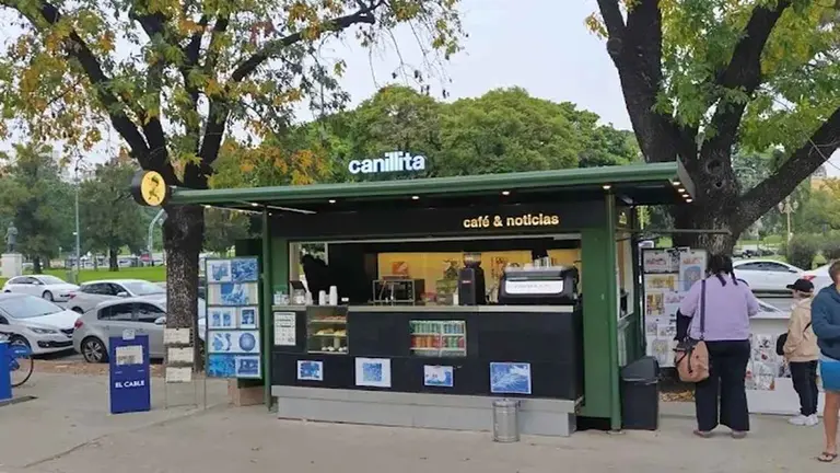 Puesto de diarios convertido en un café de especialidad de la marca Canillita