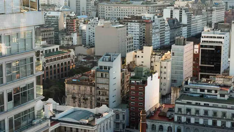 Vista desde arriba de edificios de la Ciudad de Buenos Aires