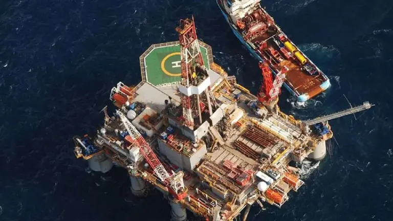Plataforma de petróleo instalada en el océano