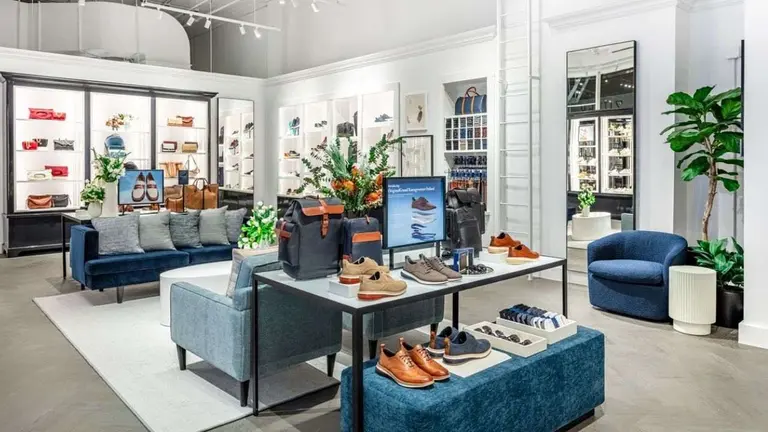 Un local de la marca de zapatillas y zapatos Cole Haan