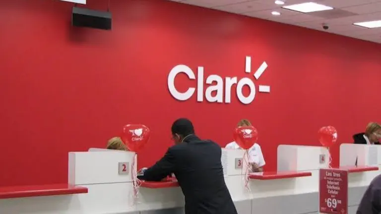 Local de Claro, con pared roja y empleados