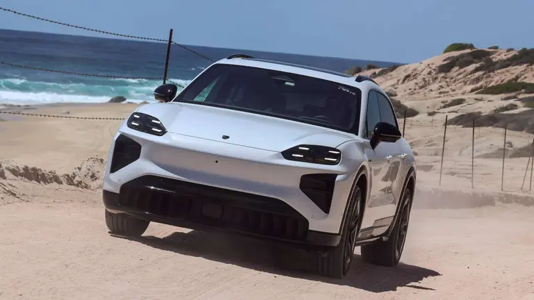 Porsche cayenne de frente con fondo de paisaje. 