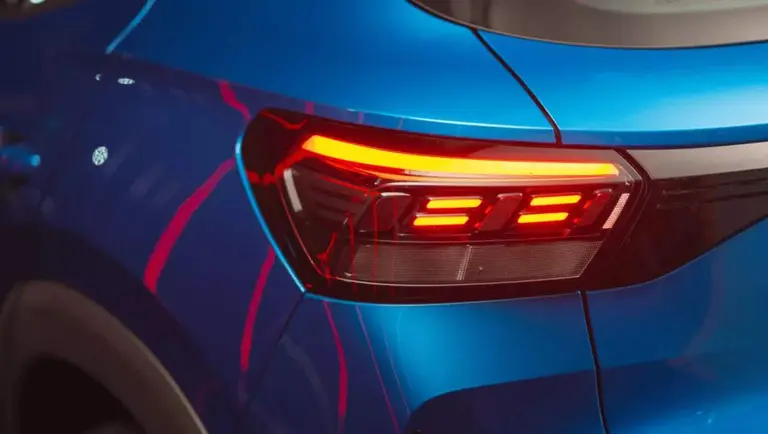 Parte trasera de un Volkswagen Tera azul