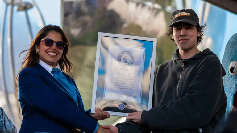 Spreen y la jueza de Guinness World Records con el certificado (Gentileza Giga)