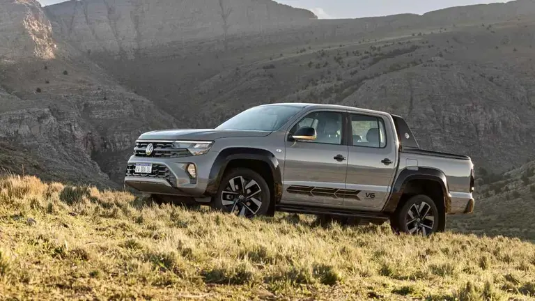 VW Amarok de perfil subiendo camino 
