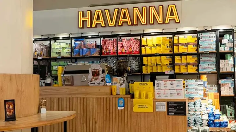 Imagen de un local de Havanna, con paquetes de alfajores en exhibición