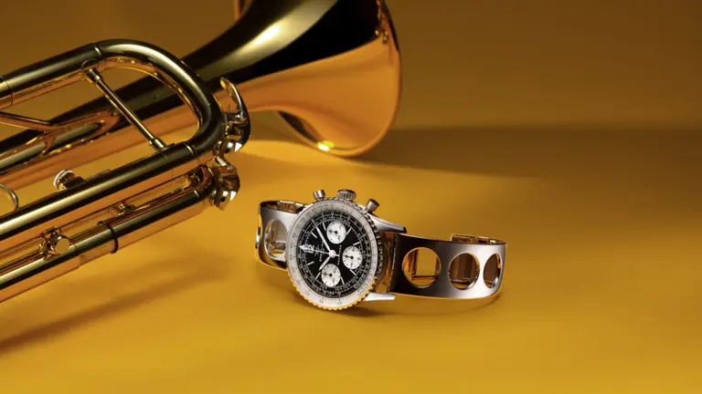 Reloj Breitling Navitimer junto a una trompeta, en homenaje al músico Miles Davis