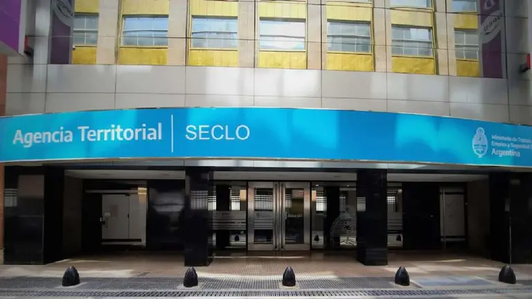 Oficina con sus puertas cerradas y cartel celeste que identifica el edificio como 'agencia territorial' y 'seclo'