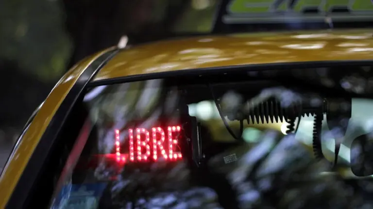 Parte de un taxi en el que se ve el cartel de libre
