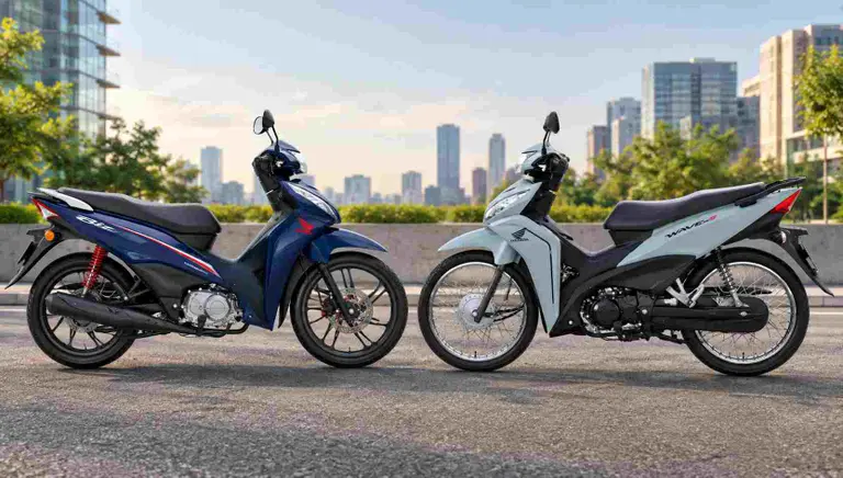 Dos modelos de motos de Honda enfrentadas con edificios de fondo