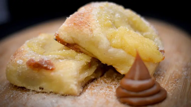 Un par de facturas Paracaídas con crema pastelera y dulce de leche