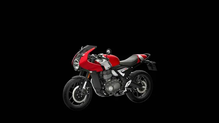 Moto 0km de diseño café racer y de color roja y negra en el medio de un fondo negro