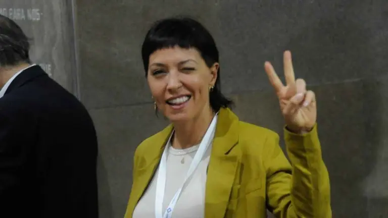 Mayra Mendoza haciendo el gesto peronista