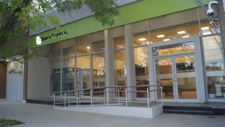 Sucursal del Banco Provincia. Letras negras en un cartel verde