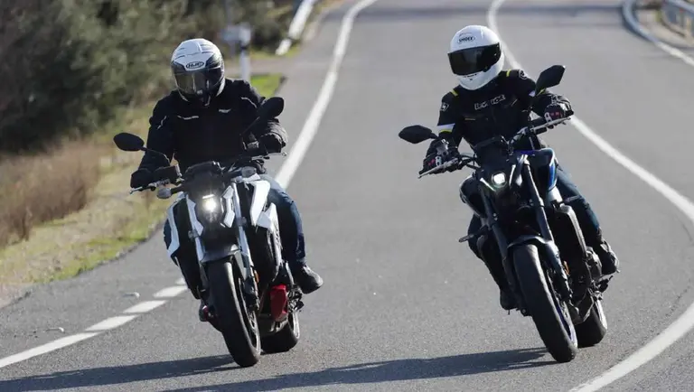 dos motos en la ruta de frente. foto internet