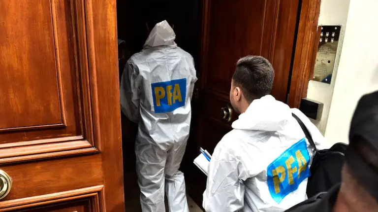 Allanamiento en el departamento de Recoleta de Cristina Kirchner. Foto de Adrián Escandar para Infobae.