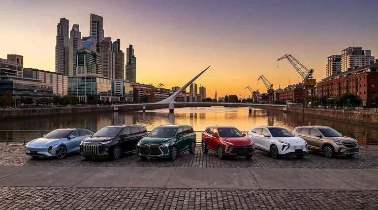 autos frente a puente de la mujer en puerto madero. foto auto chino