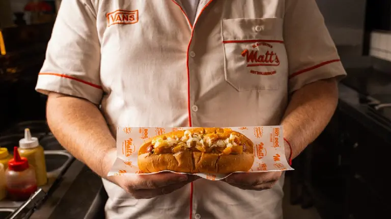 Furor en Las Cañitas por nueva panchería americana que tiene a Migue Granados como socio