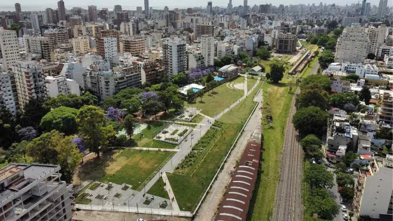 Imagen aérea del playón ferroviario de Colegiales, una plaza, con edificios alrededor. Imagen de archivo