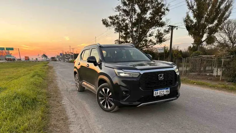 Honda WRV en calle con atardecer de fondo foto ipro