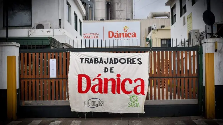 Carte de trabajadores de Dánica en el frente de la planta de Llavallol