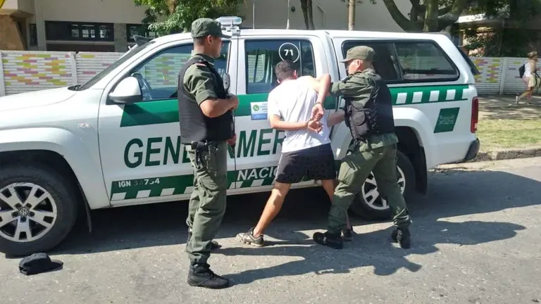 Un menor siendo detenido por dos oficiales de Gendarmería. Imagen de archivo