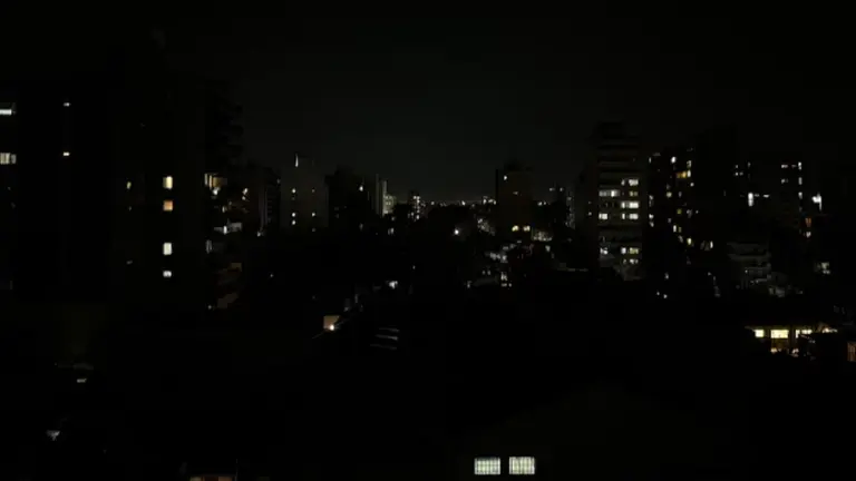 La Ciudad de Buenos Aires de noche en medio de un corte de luz a nivel global