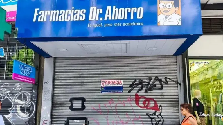 El frente de una farmacia del Dr. Ahorro con la persiana baja. Imagen de archivo