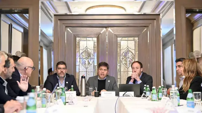 Kicillof llegó a Nueva York con BlackRock y Google, y cuestionó el rumbo de Milei