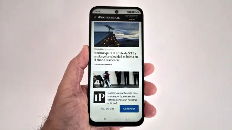 Review del Honor X7e, el celular económico con botón de IA