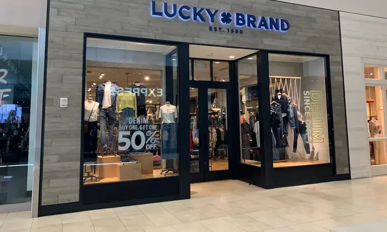 El ingreso de un local de indumentaria, Lucky Brand