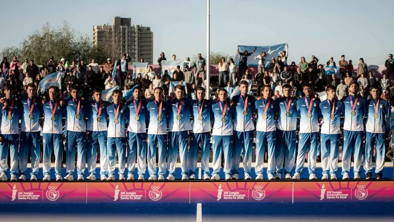Jugadores de la selección argentina de hockey durante la premiación de los juegos Suramericanos.