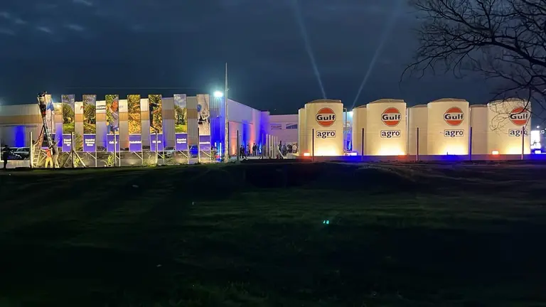 La planta de Gulf Agro en Tucumán de noche con luces encendidas