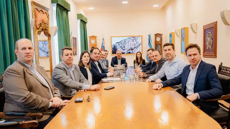 Integrandes del gobierno de Catamarca y de la UIA alrededor de una mesa en una reunión