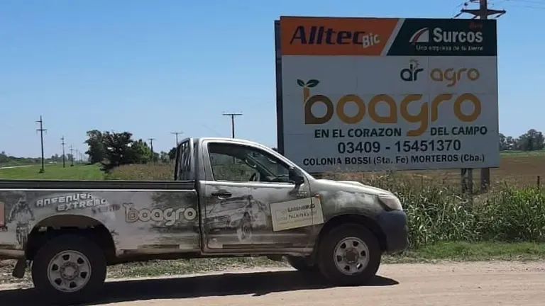 Imagen de una camioneta y un cartel de Boagro en el campo. Imagen de archivo