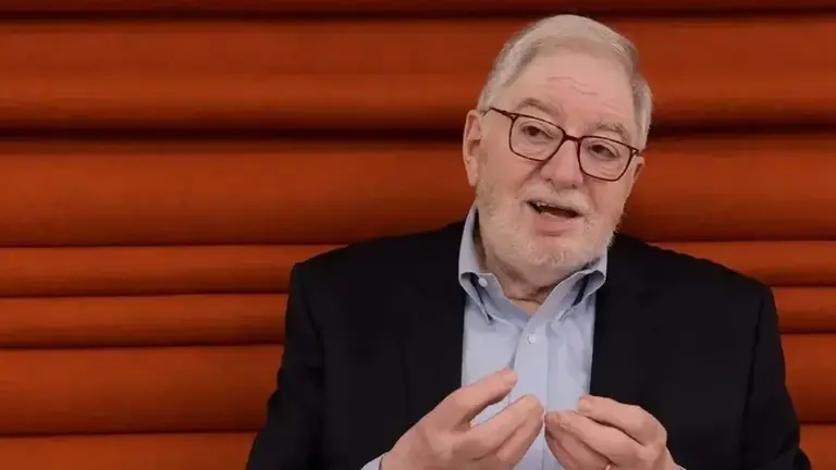 El economista Claudio Loser durante una entrevista