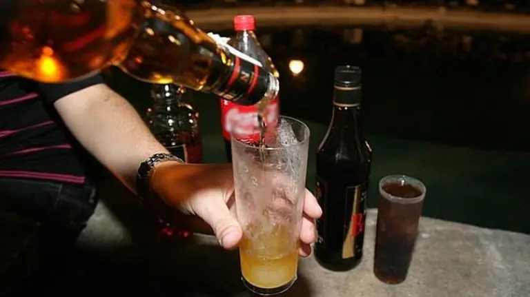 El PRO quiere prohibir la "canilla libre" en los boliches de la Ciudad