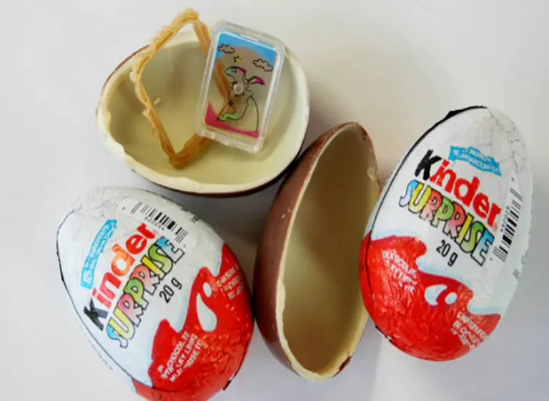 Muere una niña de 3 años al asfixiarse con el juguete de un huevo Kinder