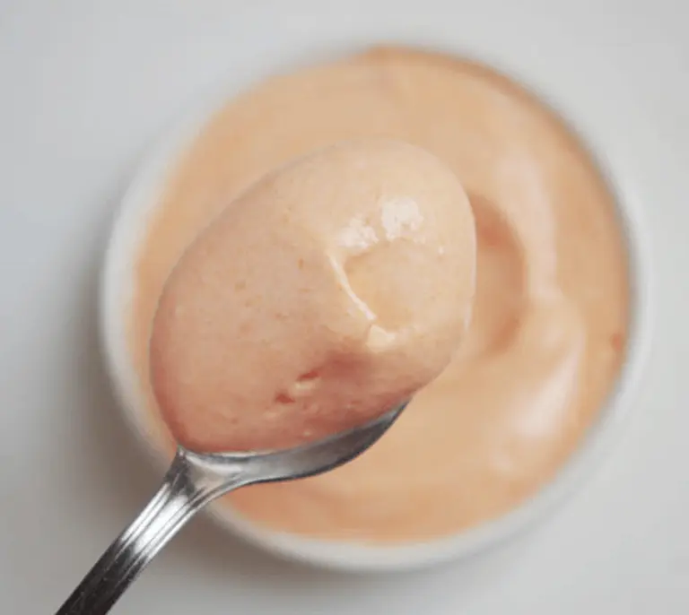 La curiosa historia de la salsa golf, el invento de un Premio Nobel argentino