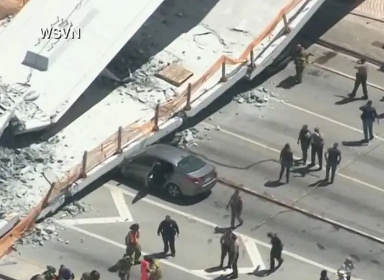 Video: Varios muertos y autos atrapados al caer un puente peatonal en Miami