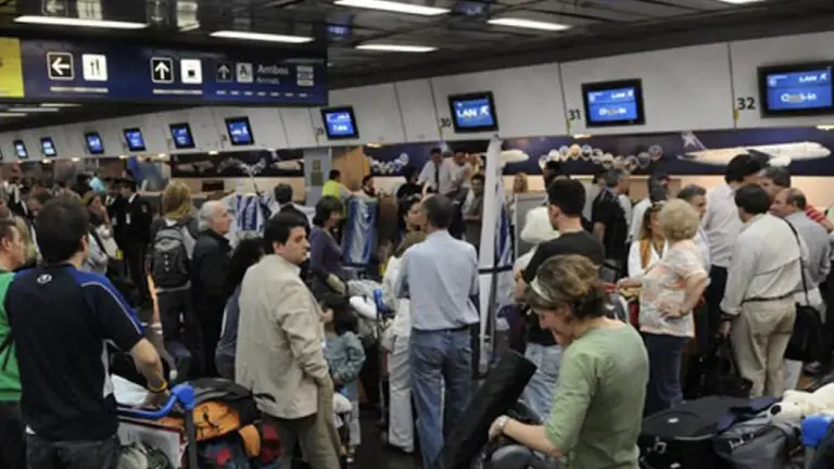 Conflicto aeronáutico: los gremios levantan medidas de fuerza y se normalizan los vuelos