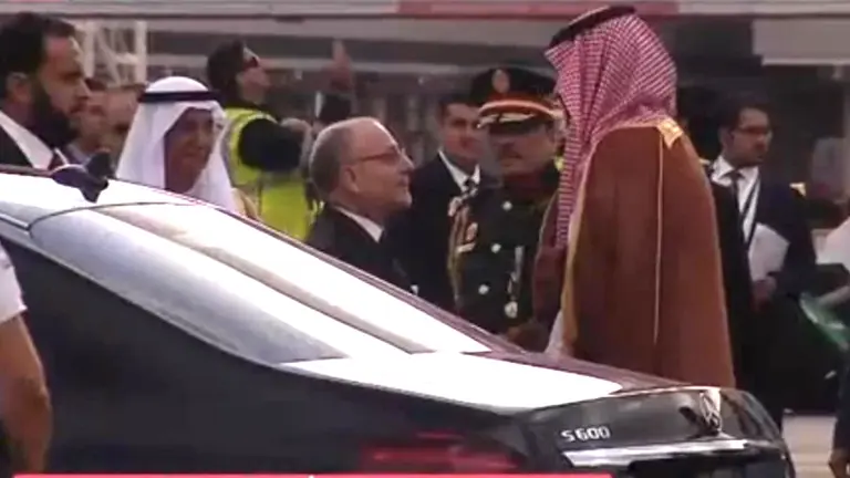 Limusinas, tanques con fusiles, modelos de Audi y Mercedes Benz, los autos del G20